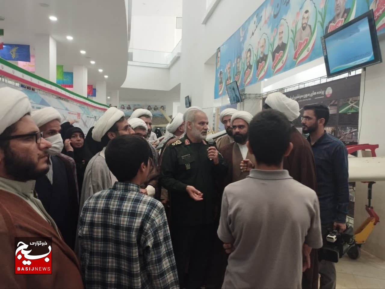 بازدید طلاب و اساتید حوزه علمیه قم از نمایشگاه«آسمان اقتدار» بازدید طلاب و اساتید حوزه علمیه قم از نمایشگاه«آسمان اقتدار»