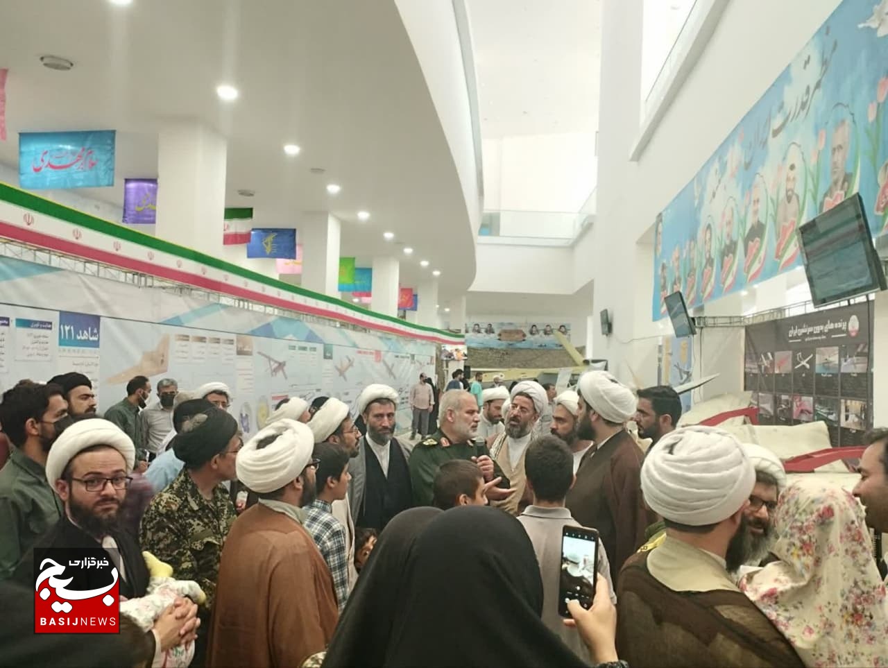 بازدید طلاب و اساتید حوزه علمیه قم از نمایشگاه«آسمان اقتدار» بازدید طلاب و اساتید حوزه علمیه قم از نمایشگاه«آسمان اقتدار»
