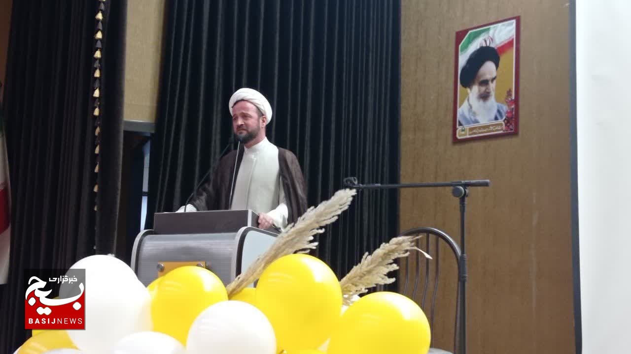دختران باید آماده پرچمداری مسیر شهدا باشند/ حجاب خاکریز اصلی بانوان