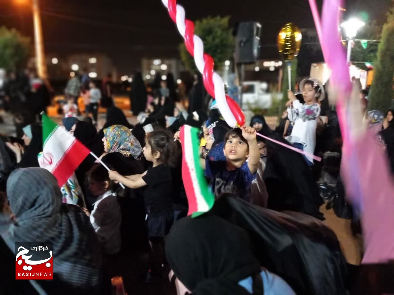 حسن میهن دوستی کودکان پردیسان قمی در جشنهای دهه کرامت حسن میهن دوستی کودکان پردیسان قمی در جشنهای دهه کرامت
