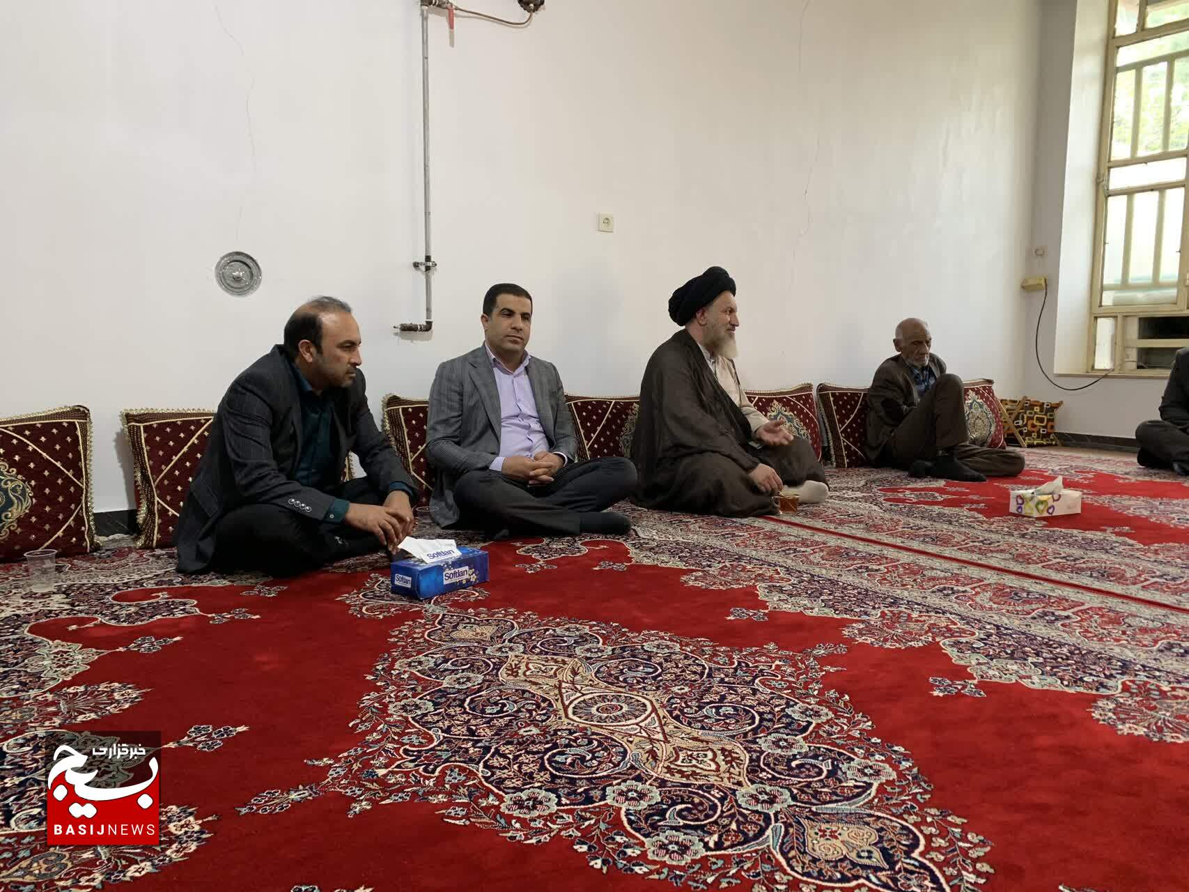 حضور آیت الله ملک حسینی در منزل خبرنگار فقید کهگیلویه و بویراحمدی حضور آیت الله ملک حسینی در منزل خبرنگار فقید کهگیلویه و بویراحمدی