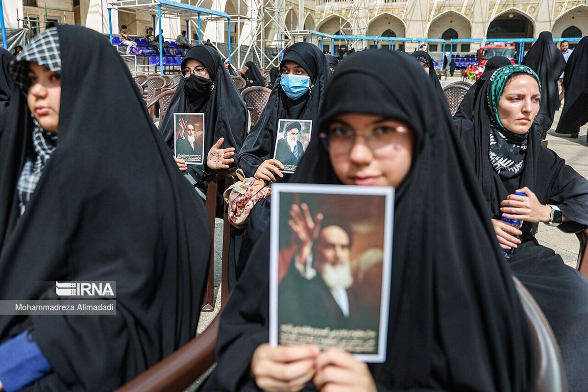 روایتی از حضور پرشور زنان و دختران در تجدید میثاق با امام راحل و رهبر معظم انقلاب