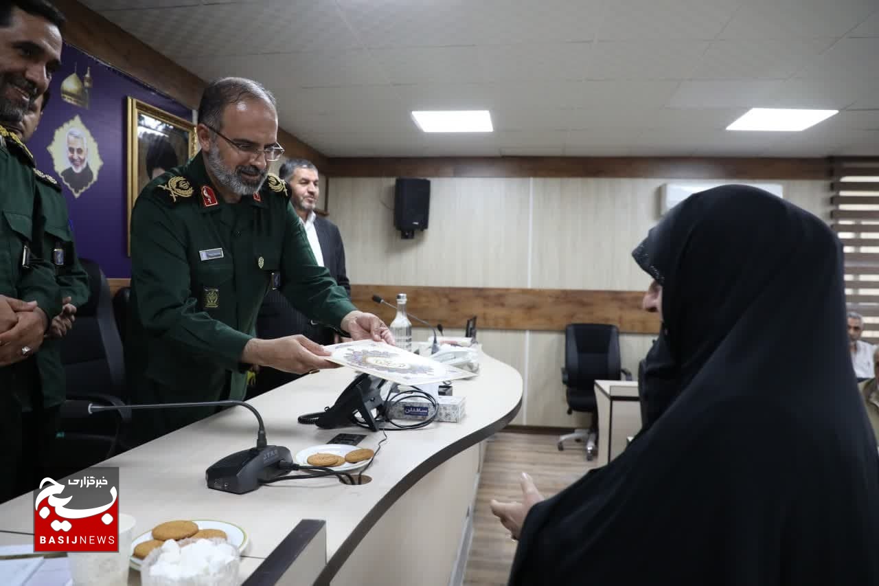برگزاری جلسه هماندیشی و تجلیل از تعدادی از دبیران آمادگی دفاعی مدارس استان قم برگزاری جلسه هماندیشی و تجلیل از تعدادی از دبیران آمادگی دفاعی مدارس استان قم
