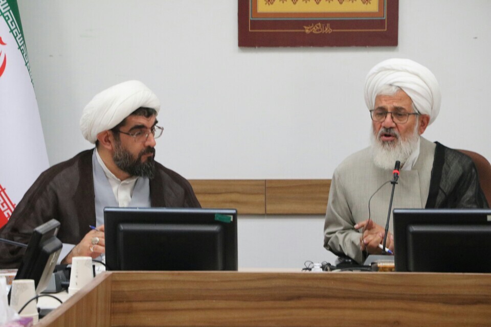 طلاب و روحانیون در خاکریز اول جهاد تبیین هستند طلاب و روحانیون در خاکریز اول جهاد تبیین هستند