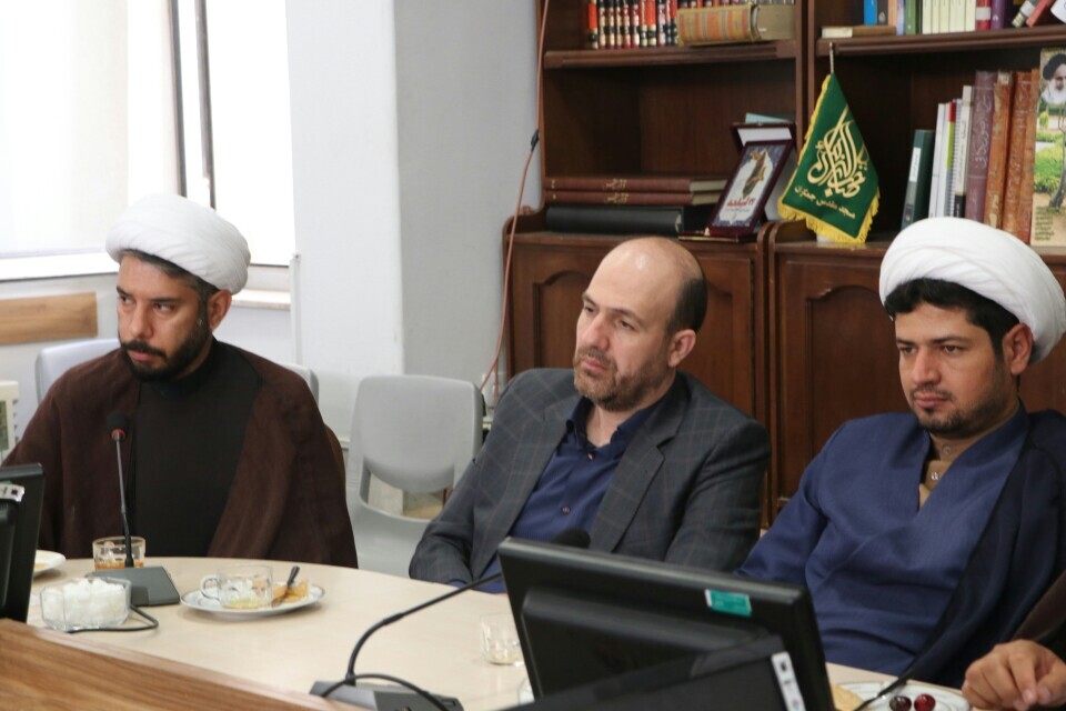طلاب و روحانیون در خاکریز اول جهاد تبیین هستند طلاب و روحانیون در خاکریز اول جهاد تبیین هستند