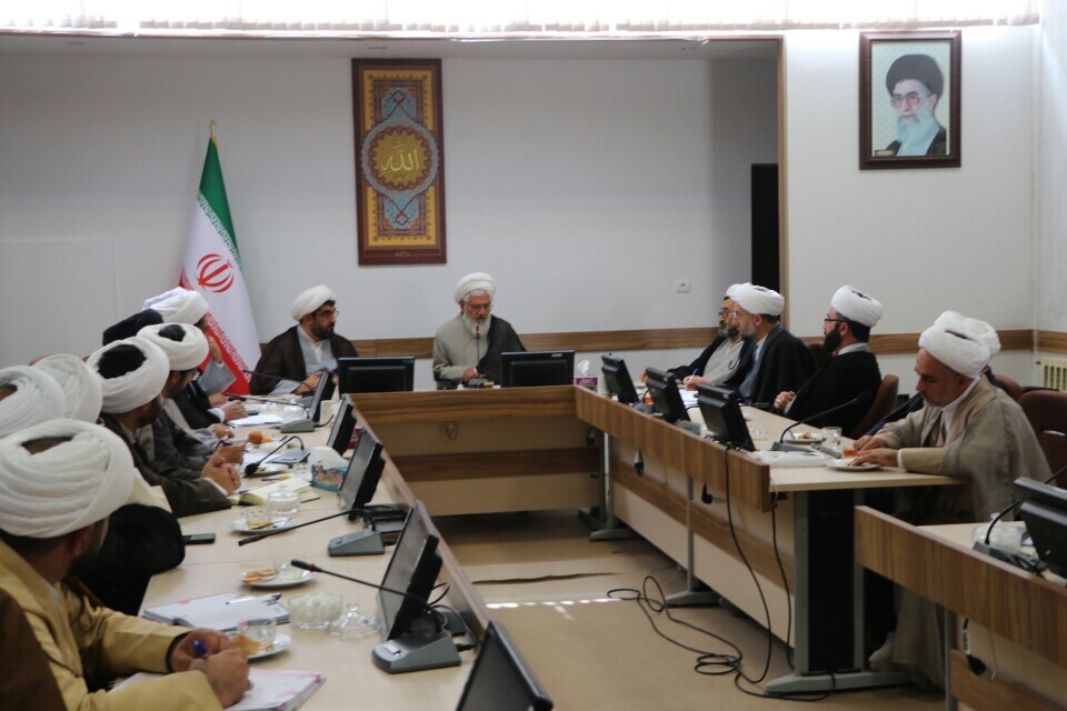 طلاب و روحانیون در خاکریز اول جهاد تبیین هستند طلاب و روحانیون در خاکریز اول جهاد تبیین هستند
