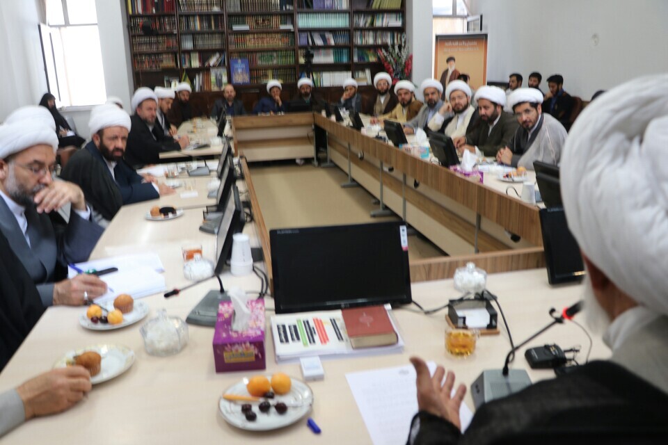 طلاب و روحانیون در خاکریز اول جهاد تبیین هستند طلاب و روحانیون در خاکریز اول جهاد تبیین هستند