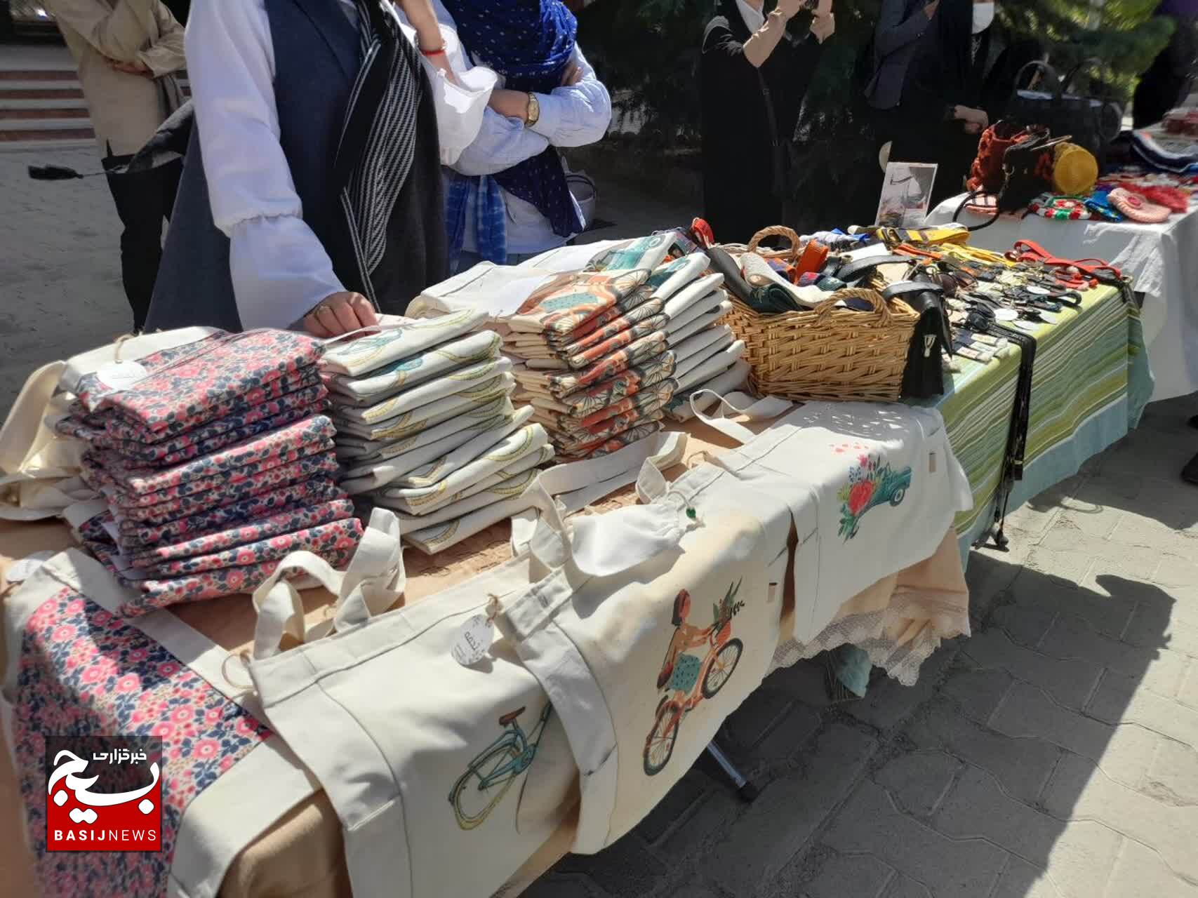 برپایی نمایشگاه عرضه محصولات اقتصاد مقاومتی گامی مؤثر در راستای رفع مشکلات اقتصادی و معیشتی برپایی نمایشگاه عرضه محصولات اقتصاد مقاومتی گامی مؤثر در راستای رفع مشکلات اقتصادی و معیشتی