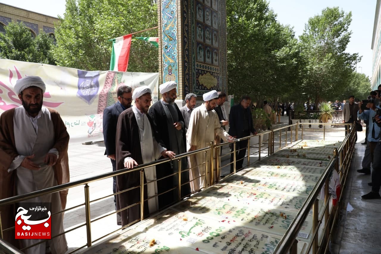 غبارروبی شهدای حماسه آزادی خرمشهر در قم غبارروبی شهدای حماسه آزادی خرمشهر در قم