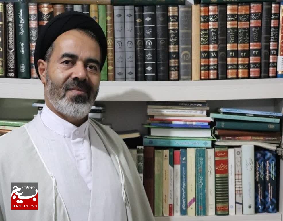 استاد بسیجی دانشمندی متحصص و آگاه به شرایط سیاسی و اجتماعی جامعه است استاد بسیجی دانشمندی متحصص و آگاه به شرایط سیاسی و اجتماعی جامعه است