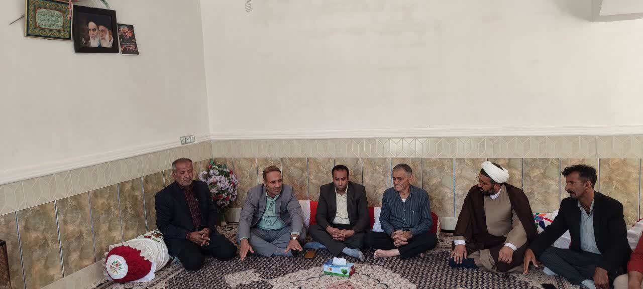تجلیل ازخانواده های جانبازان و ایثارگران زیر ۲۵ درصد روستاهای بخش پاتاوه تجلیل ازخانواده های جانبازان و ایثارگران زیر ۲۵ درصد روستاهای بخش پاتاوه