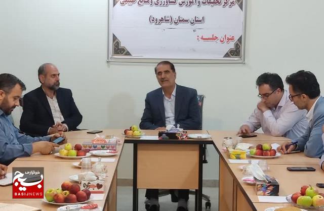 تشکیل کارگروه های پسته و انگور در مرکز تحقیقات و آموزش کشاورزی و منابع طبیعی استان سمنان (شاهرود)