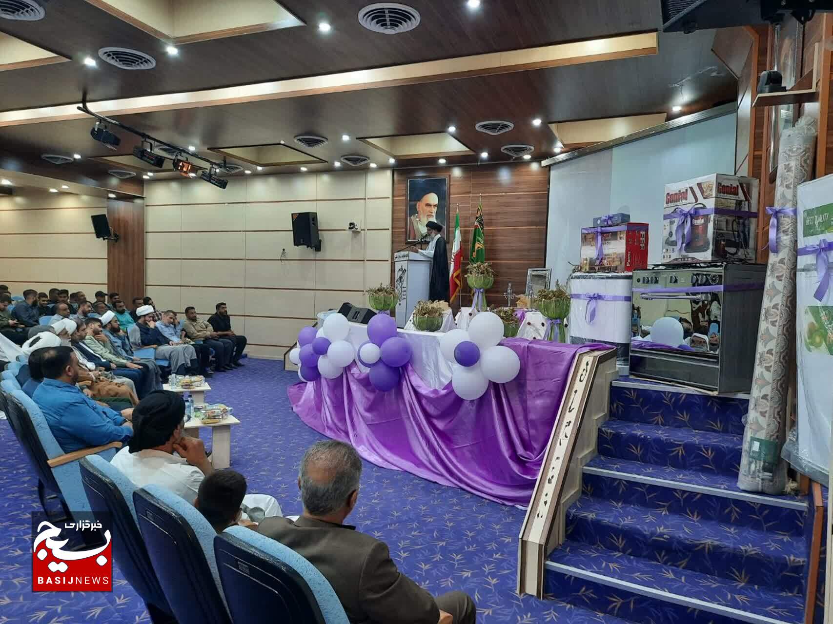عیدانه جهادگران خرمشهر به زوج های جوان و مردم در عید غدیر عیدانه جهادگران خرمشهر به زوج های جوان و مردم در عید غدیر