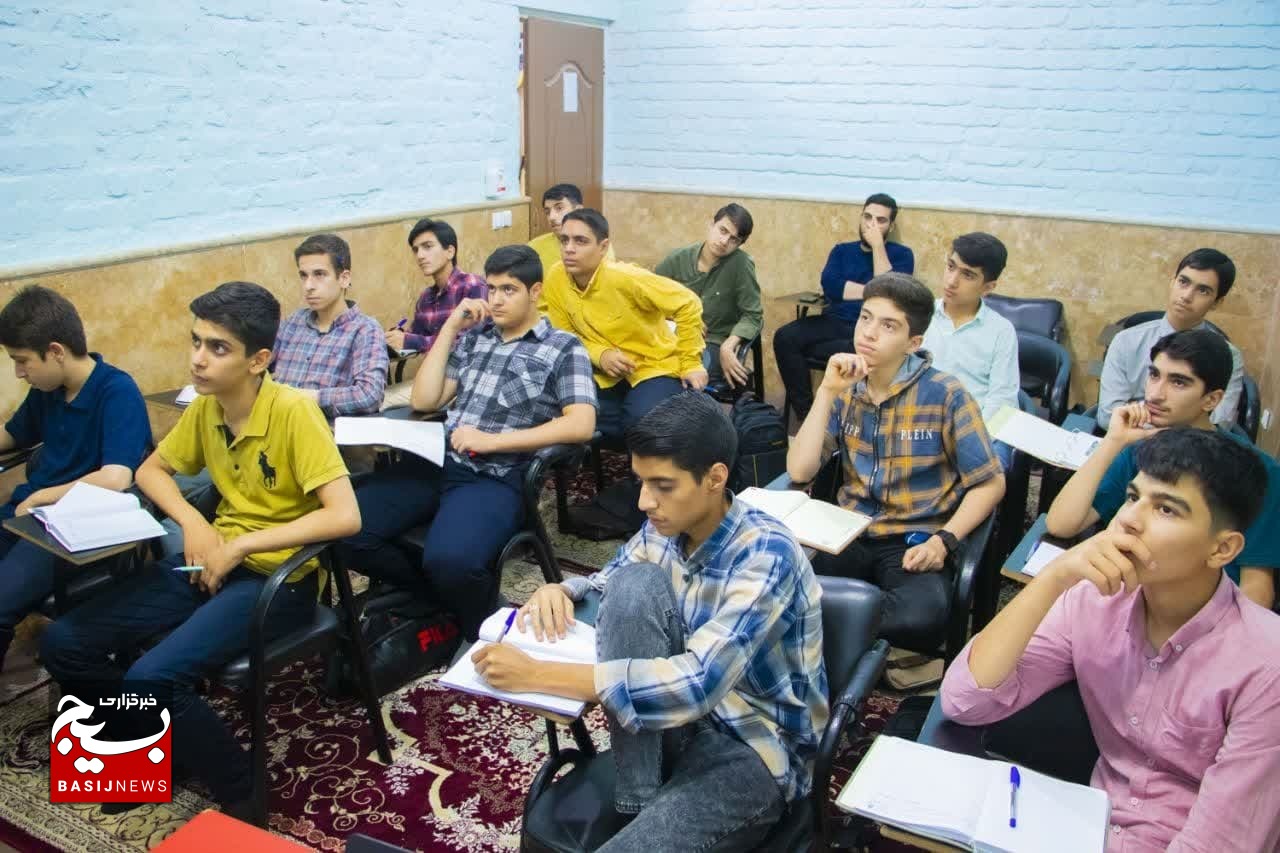 دوره آموزشی کمکهای اولیه هلال احمر در پایگاه شهید احمدی روشن قم دوره آموزشی کمکهای اولیه هلال احمر در پایگاه شهید احمدی روشن قم