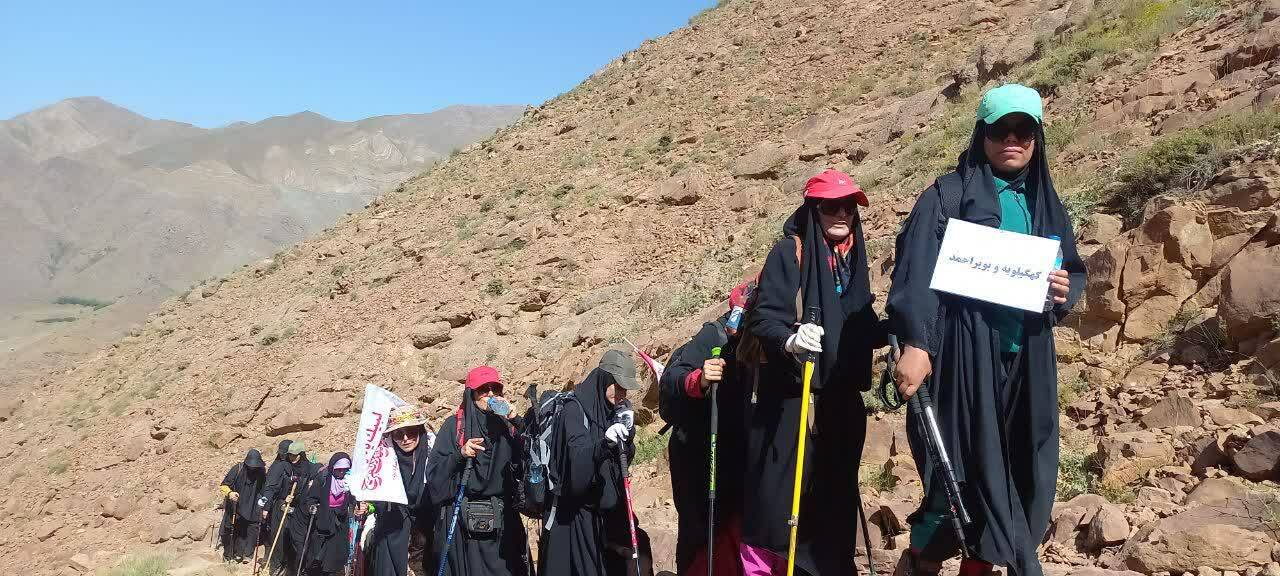 صعود تیم کوهنوردی خواهران بسیجی و گردان کوثر سپاه فتح استان کهگیلویه وبویراحمد به قله ۳۱۶۰ متری پرسون