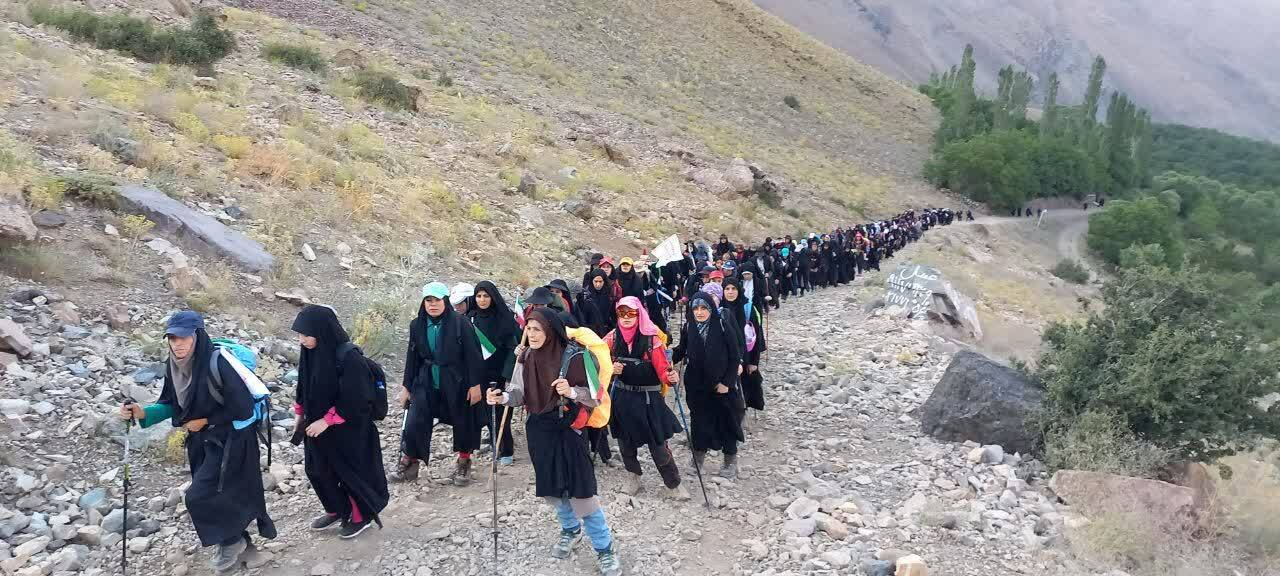 صعود تیم کوهنوردی خواهران بسیجی و گردان کوثر سپاه فتح استان کهگیلویه وبویراحمد به قله ۳۱۶۰ متری پرسون