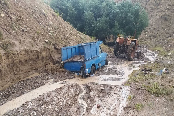 مدادرسانی جمعیت هلال احمر به سیل زدگان بستان آباد مدادرسانی جمعیت هلال احمر به سیل زدگان بستان آباد