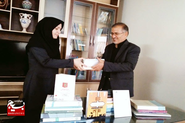 باید تمام تلاش خود را برای ترویج فرهنگ کتاب و کتابخوانی به کار گیریم باید تمام تلاش خود را برای ترویج فرهنگ کتاب و کتابخوانی به کار گیریم