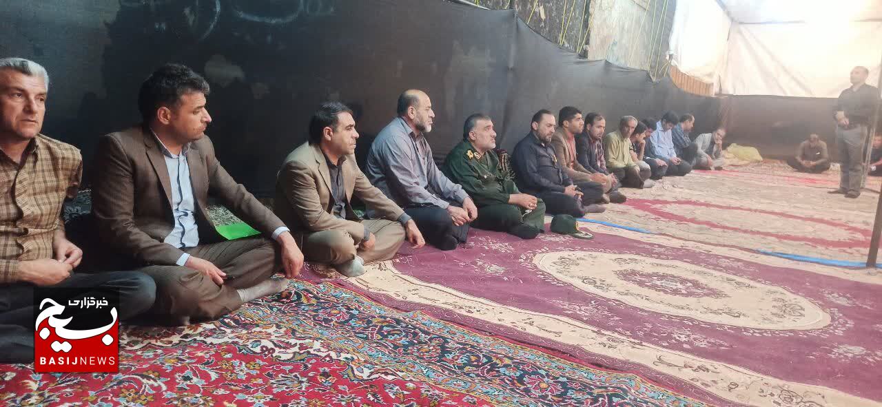 دیدار فرمانده تیپ ۴۸ با خانواده شهید آراسته / حرف های پدر از تنها فرزند شهیدش دیدار فرمانده تیپ ۴۸ با خانواده شهید آراسته / حرف های پدر از تنها فرزند شهیدش
