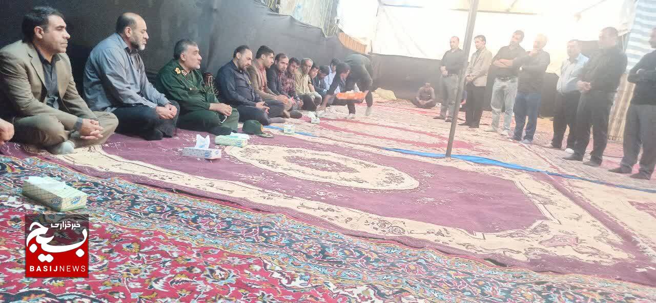 دیدار فرمانده تیپ ۴۸ با خانواده شهید آراسته / حرف های پدر از تنها فرزند شهیدش دیدار فرمانده تیپ ۴۸ با خانواده شهید آراسته / حرف های پدر از تنها فرزند شهیدش