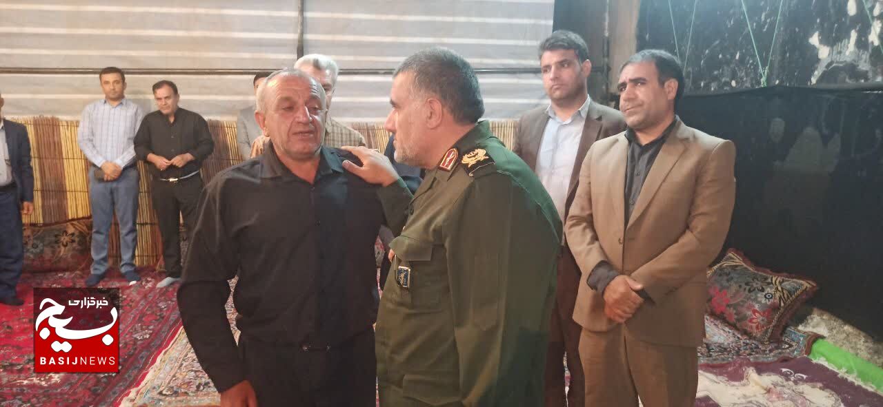 دیدار فرمانده تیپ ۴۸ با خانواده شهید آراسته / حرف های پدر از تنها فرزند شهیدش دیدار فرمانده تیپ ۴۸ با خانواده شهید آراسته / حرف های پدر از تنها فرزند شهیدش