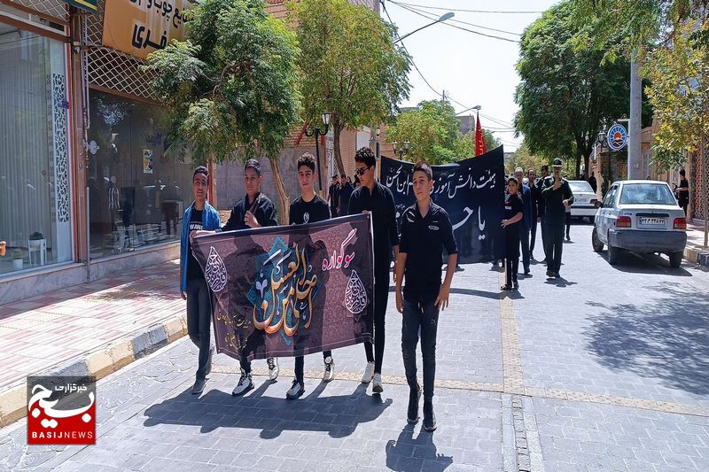 سوگواره نوجوانان حسینی در خلیل آباد برگزار شد/حضور پرشور بیش از ۵۰۰ نفر از دانشآموزان در حسینیه حسینی شهرستان خلیل آباد