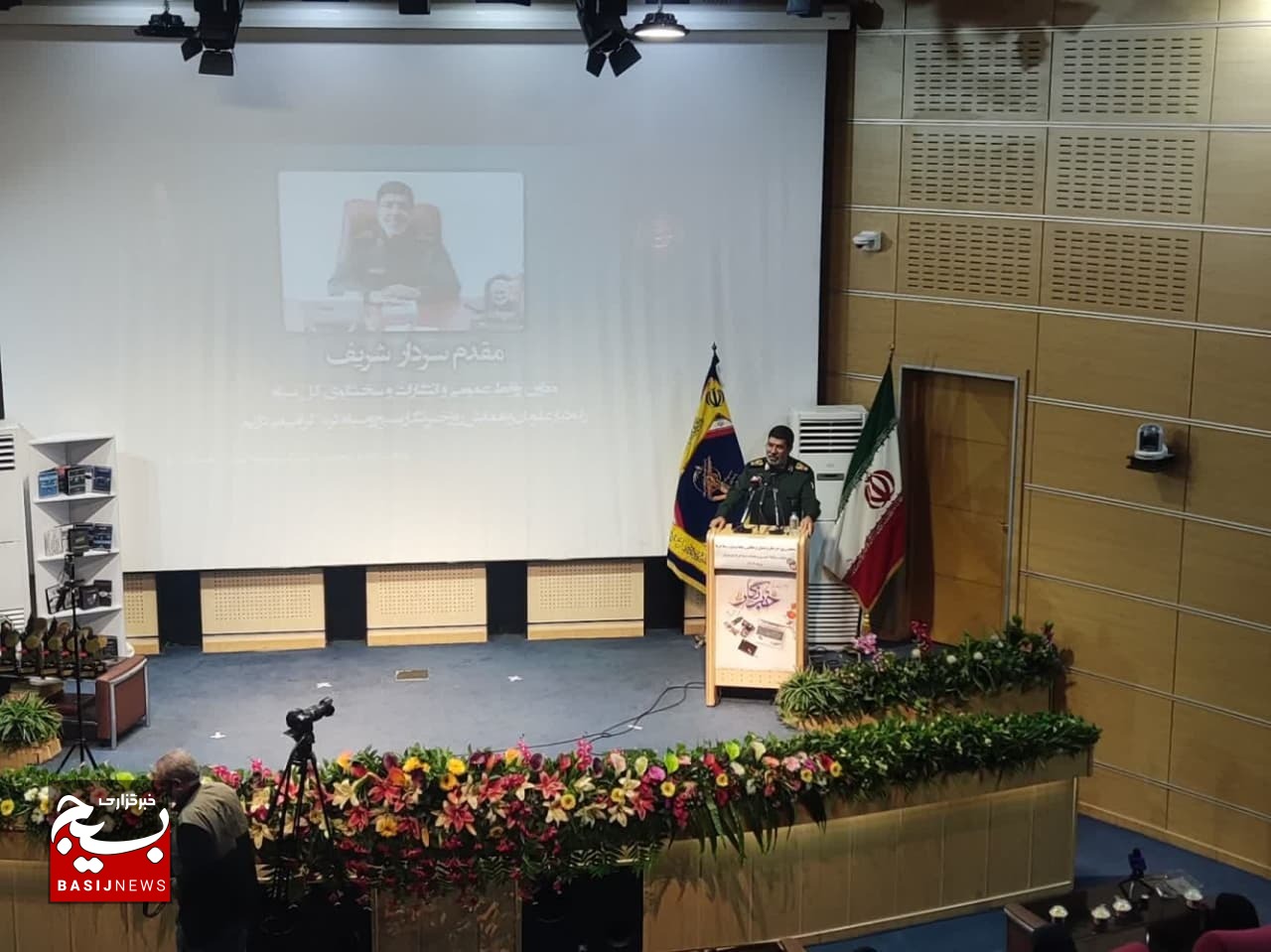 هم اکنون مراسم تجلیل از خبرنگاران و اصحاب رسانه فعال حوزه بسیج و سپاه کربلا در حال برگزاری است