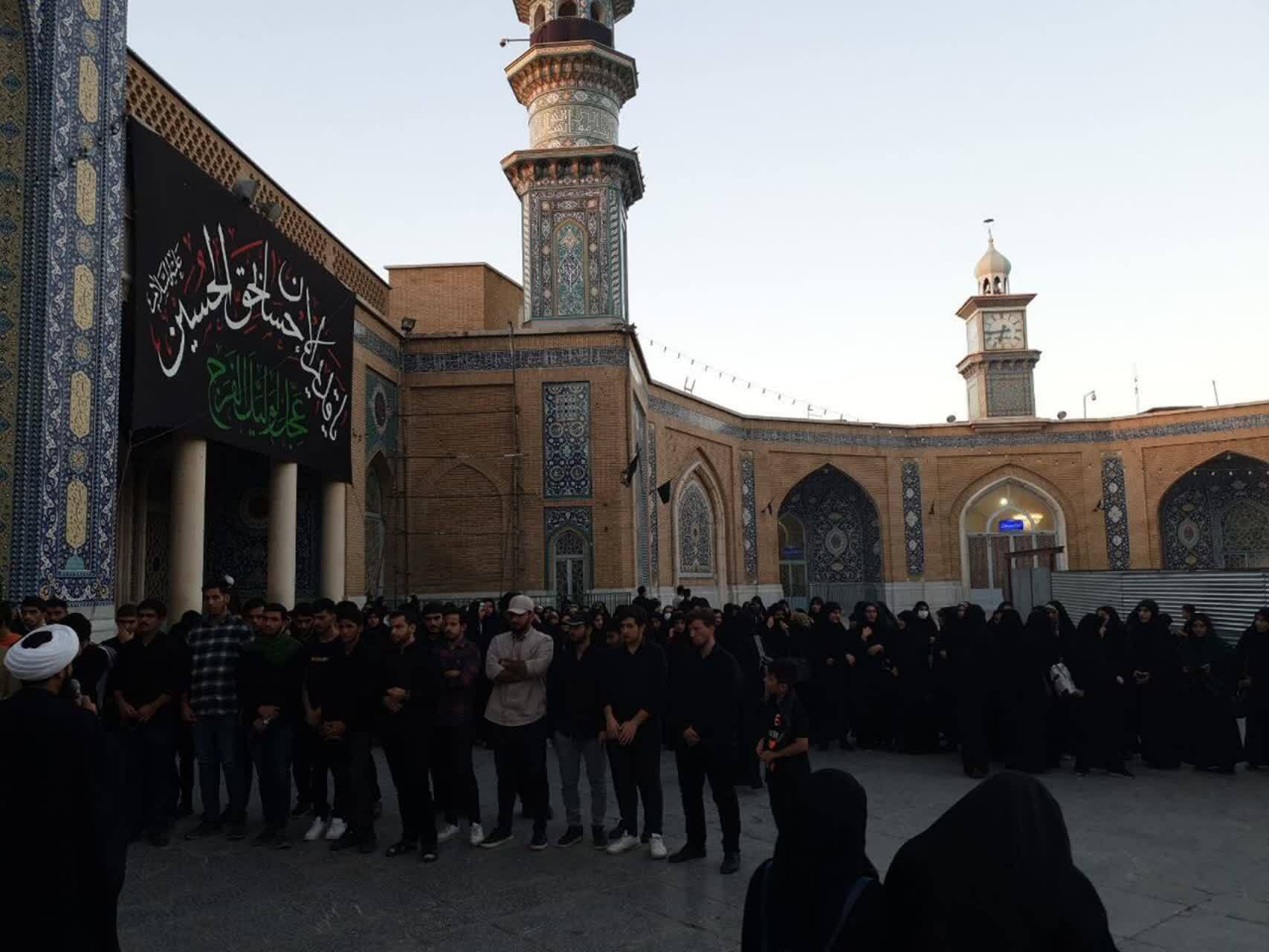 تجمع دانشجویان ایلامی حاضر در دوره خط امام در محکومیت حادثه تروریستی شاهچراغ