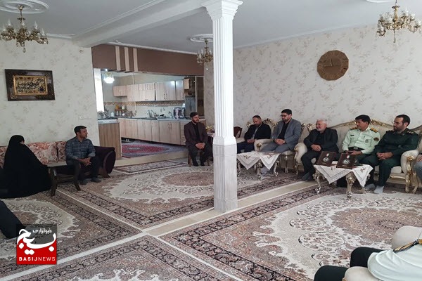 دیدار مسئولان تویسرکان با ۴ خانواده شهید عملیات مرصاد دیدار مسئولان تویسرکان با ۴ خانواده شهید عملیات مرصاد