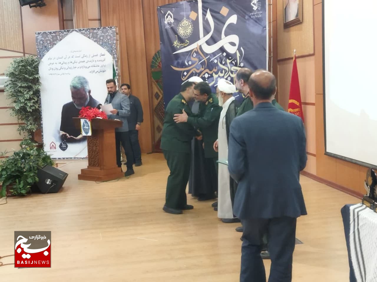 تجلیل از فرمانده، نماینده ولی فقیه و معاون روابط عمومی و تبلیغات سپاه ثارالله بعنوان رده برتر تجلیل از فرمانده، نماینده ولی فقیه و معاون روابط عمومی و تبلیغات سپاه ثارالله بعنوان رده برتر