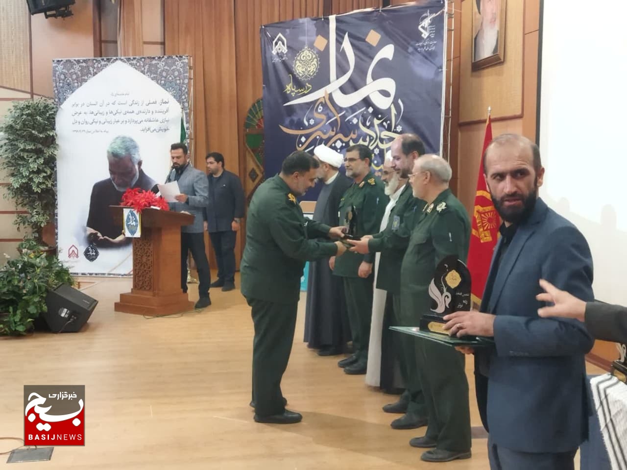 تجلیل از فرمانده، نماینده ولی فقیه و معاون روابط عمومی و تبلیغات سپاه ثارالله بعنوان رده برتر تجلیل از فرمانده، نماینده ولی فقیه و معاون روابط عمومی و تبلیغات سپاه ثارالله بعنوان رده برتر