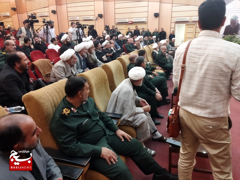 تجلیل از فرمانده، نماینده ولی فقیه و معاون روابط عمومی و تبلیغات سپاه ثارالله بعنوان رده برتر تجلیل از فرمانده، نماینده ولی فقیه و معاون روابط عمومی و تبلیغات سپاه ثارالله بعنوان رده برتر