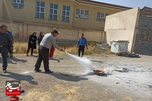 برگزاری دوره آموزشی اطفاء حریق در مرکز بهداشت بهار برگزاری دوره آموزشی اطفاء حریق در مرکز بهداشت بهار