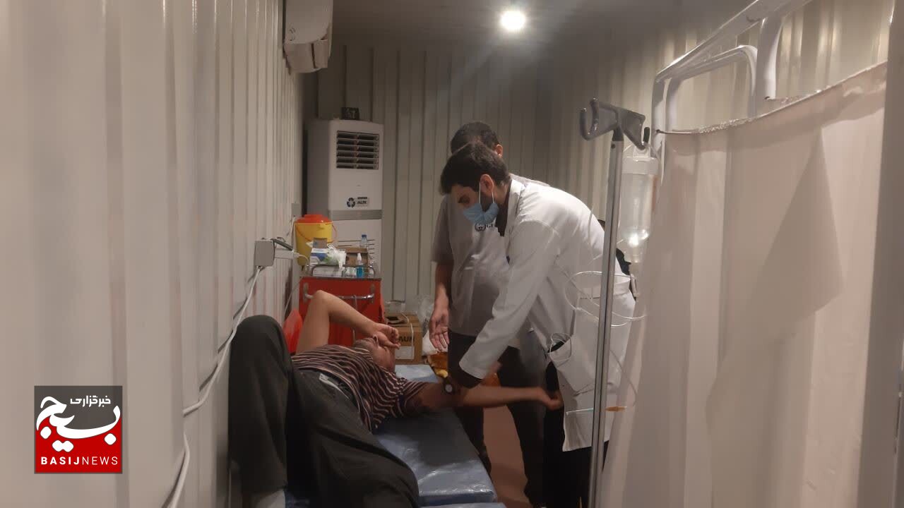 خدمات رسانی بسیج جامعه پزشکی شوشتر به زوار امام حسین(ع) در مرزشلمچه
