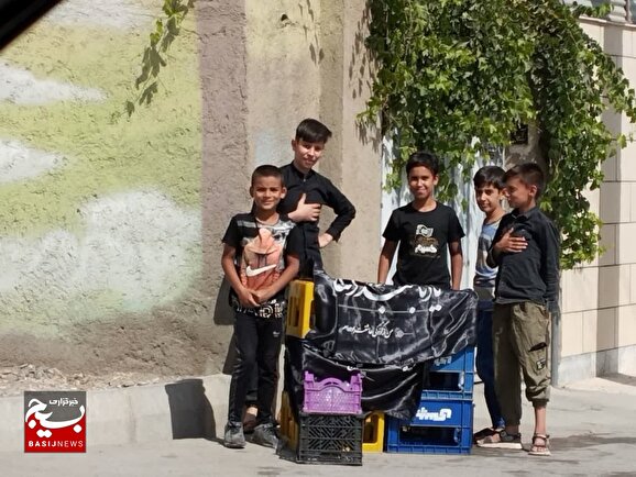 موکب سادۀ کودکان، اما با دلی هایی به وسعتِ دریای معرفت + عکس موکب سادۀ کودکان، اما با دلی هایی به وسعتِ دریای معرفت + عکس