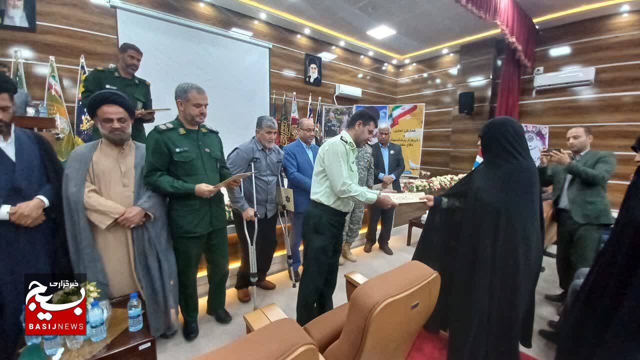تجلیل از پیشکسوتان دفاع مقدس در خرمشهر تجلیل از پیشکسوتان دفاع مقدس در خرمشهر