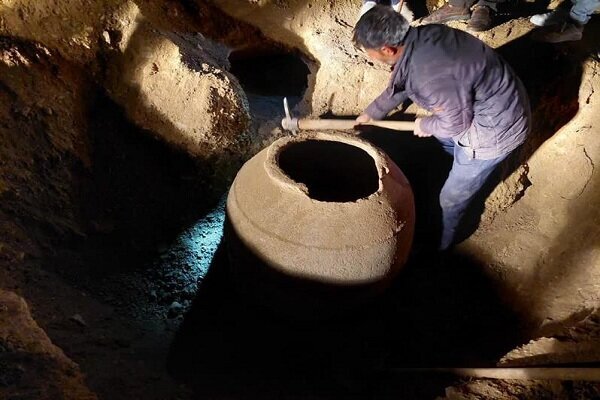 یک خمره تاریخی در زنجان حین حفاری اداره آب کشف شد یک خمره تاریخی در زنجان حین حفاری اداره آب کشف شد