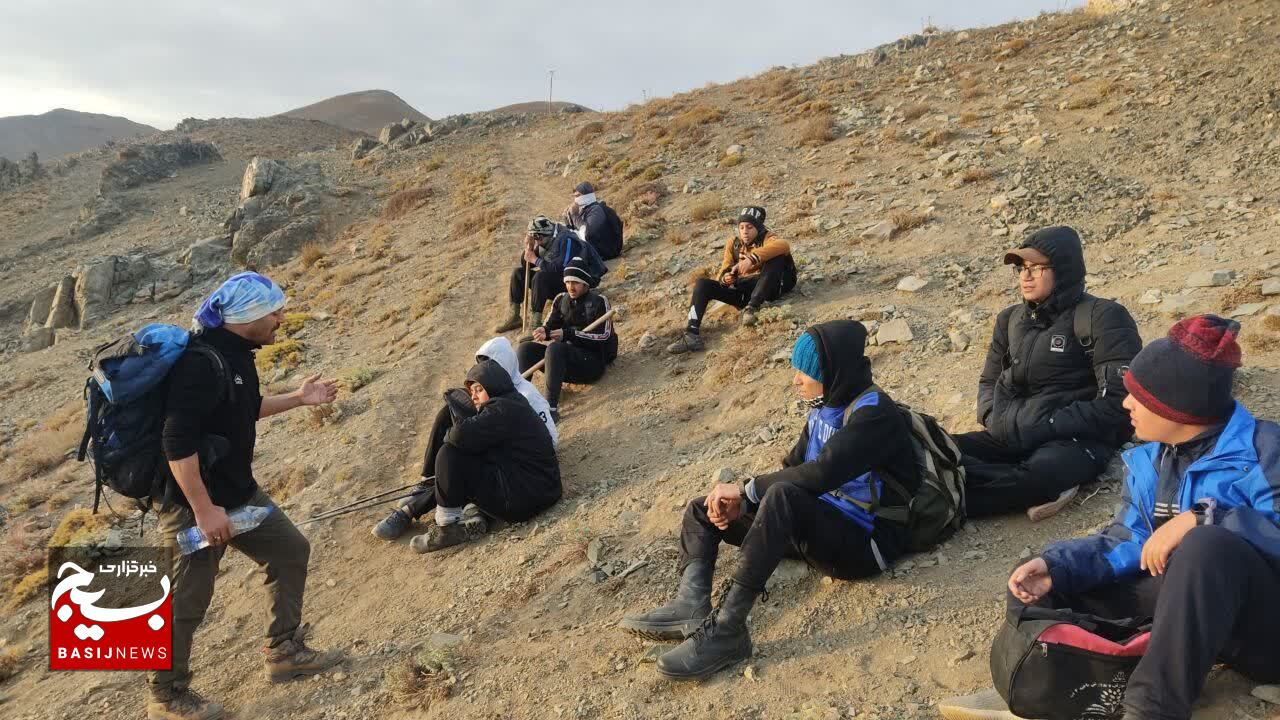 قله برف انبار زیر پای بسیجیان پایگاه شهید زینالدین قم قله برف انبار زیر پای بسیجیان پایگاه شهید زینالدین قم