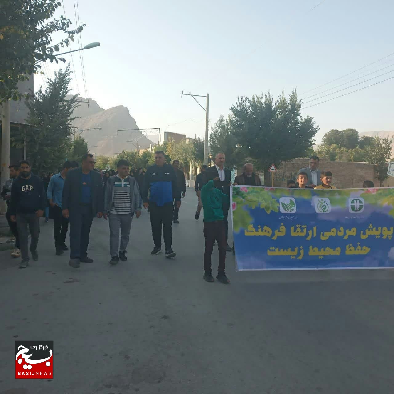 پیاده روی عمومی همراه جنگ شادی در جشن میلاد پیامبر اکرم شهر جونقان پیاده روی عمومی همراه جنگ شادی در جشن میلاد پیامبر اکرم شهر جونقان