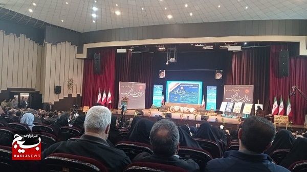 شهدا ما را از زیر چکمه های استکبار نجات دادند شهدا ما را از زیر چکمه های استکبار نجات دادند