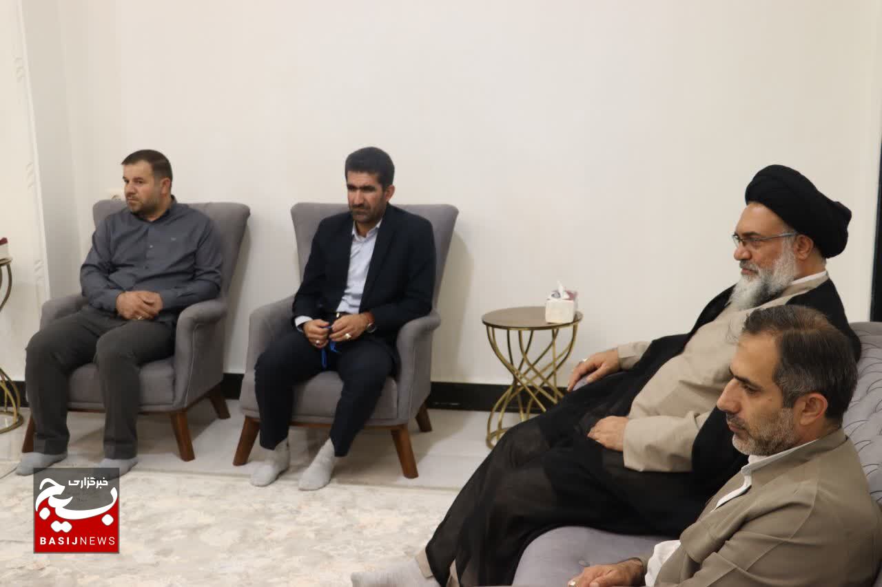 اهدای بسته ۴۴ میلیونی بنیاد پانزده خرداد به نوزادان چهارقلویی یاسوجی اهدای بسته ۴۴ میلیونی بنیاد پانزده خرداد به نوزادان چهارقلویی یاسوجی