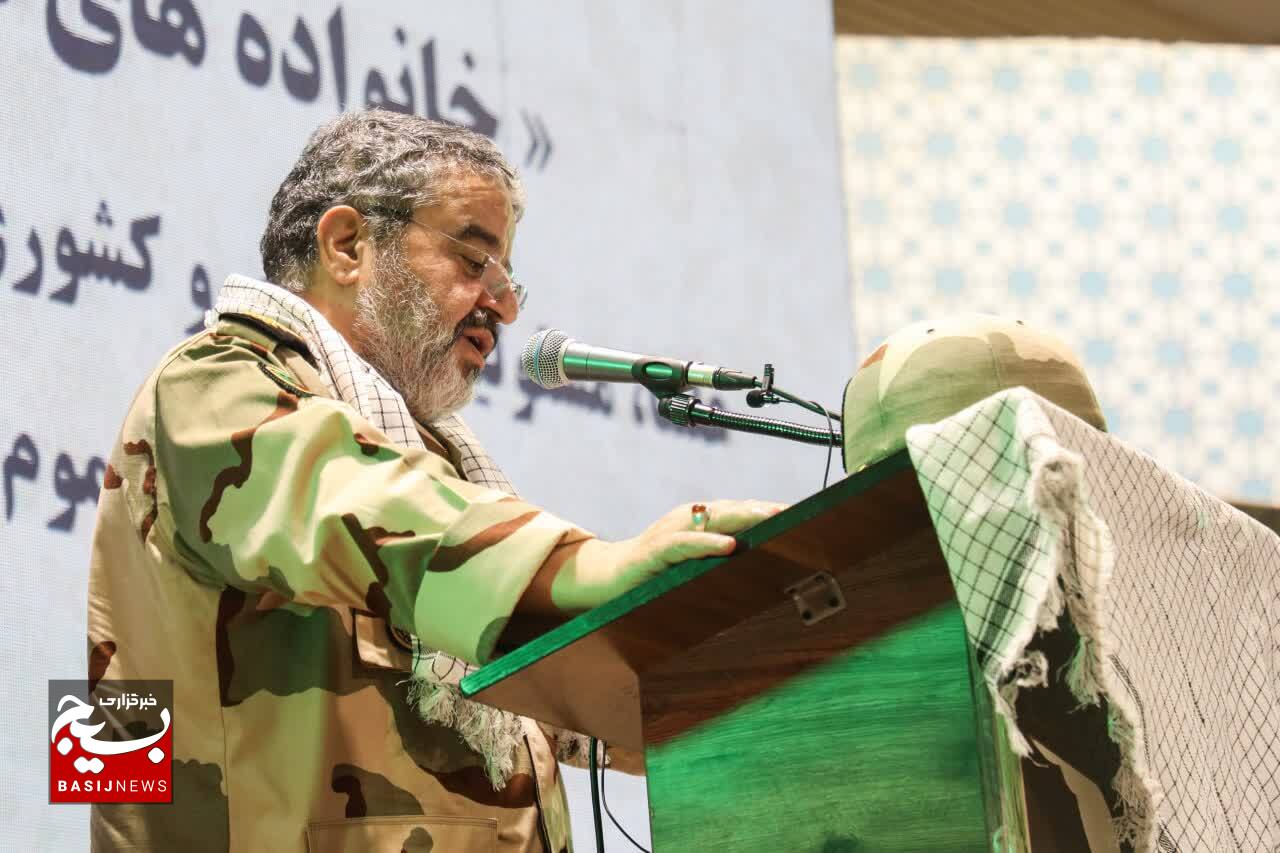 گرامیداشت ۲۵۳ شهید گردان ادوات و ضد زره لشکر ۱۷ امام علی بن ابیطالب(ع) در قم گرامیداشت ۲۵۳ شهید گردان ادوات و ضد زره لشکر ۱۷ امام علی بن ابیطالب(ع) در قم