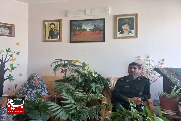 دیدار با سه خانواده شهید در ایام هفته دفاع مقدس دیدار با سه خانواده شهید در ایام هفته دفاع مقدس