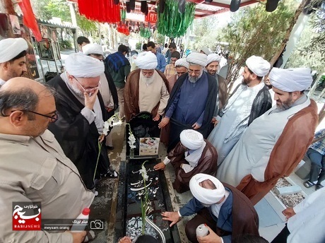 غبار رویی و عطرافشانی گلزار شهدای روحانی به مناسبت گرامیداشت هفته دفاع مقدس