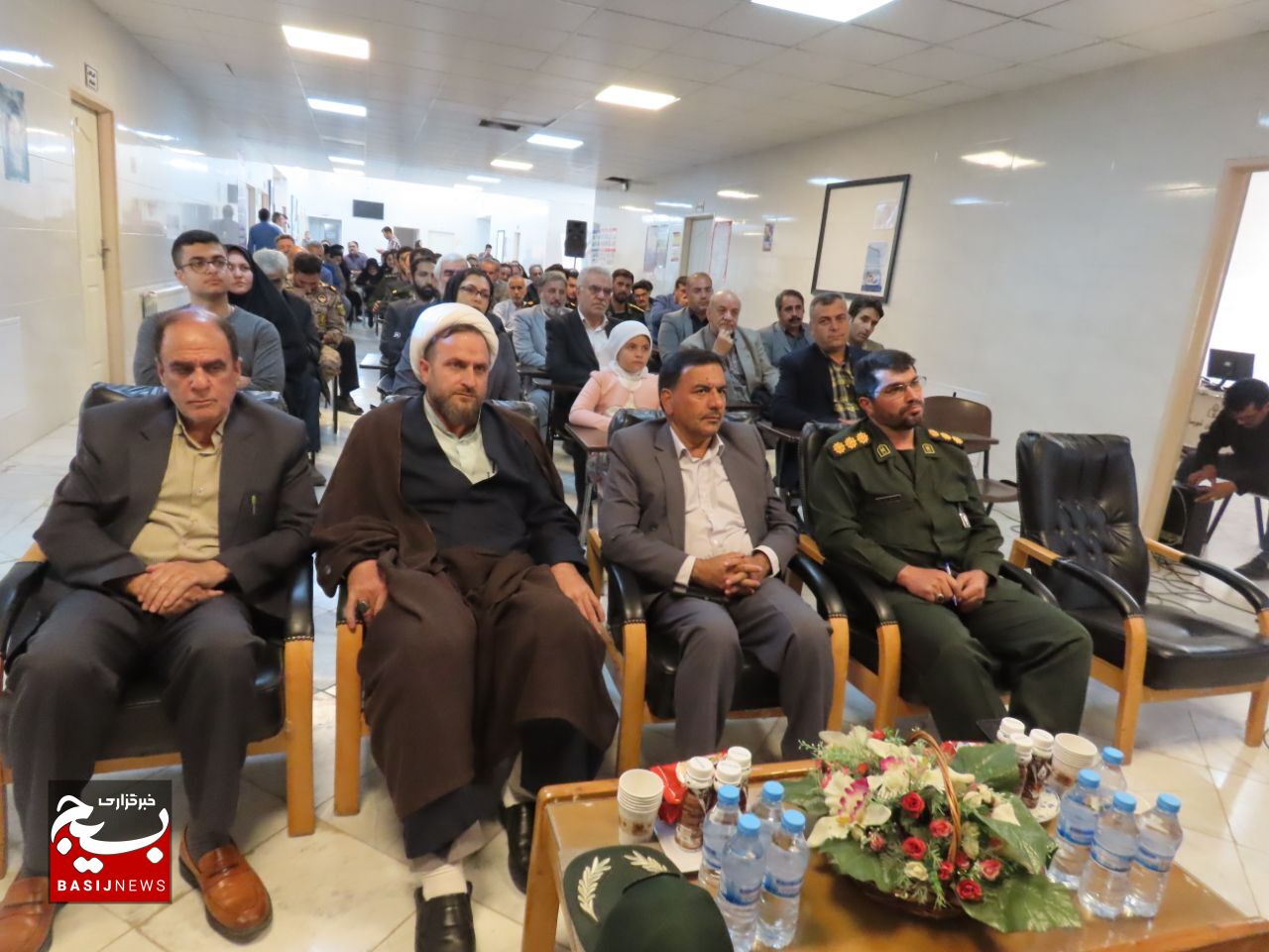 یکی از دستاوردهای دفاع مقدس نهادینه شدن ایثار و مقاومت بود یکی از دستاوردهای دفاع مقدس نهادینه شدن ایثار و مقاومت بود