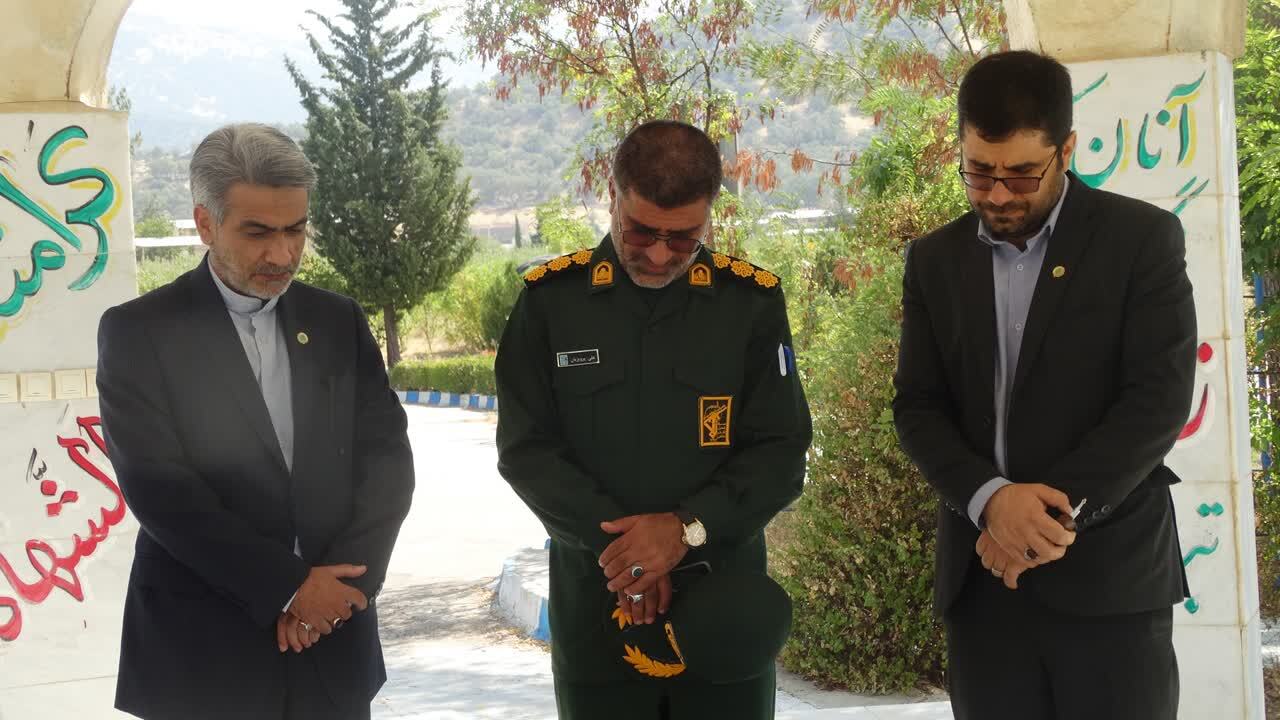 ادای احترام رئیس مرکز وکلای قوه قضائیه کشور به شهید گمنام سپاه فتح و تیپ ۴۸ فتح ادای احترام رئیس مرکز وکلای قوه قضائیه کشور به شهید گمنام سپاه فتح و تیپ ۴۸ فتح
