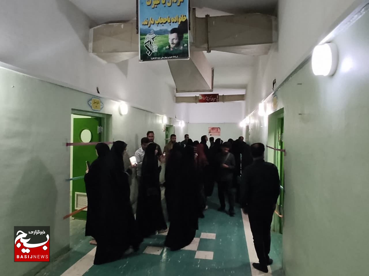 بازدید دانش آموزان دختر کنگان از بیمارستان صحرایی امام حسین(ع)اهواز بازدید دانش آموزان دختر کنگان از بیمارستان صحرایی امام حسین(ع)اهواز