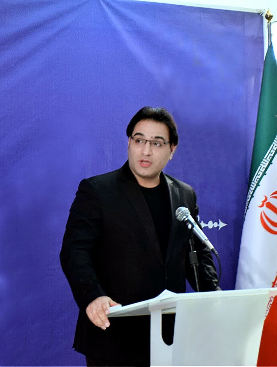 استقبال با شکوه دانشجویان دانشگاه یاسوج از تئاتر دفاع مقدس + (تصاویر)