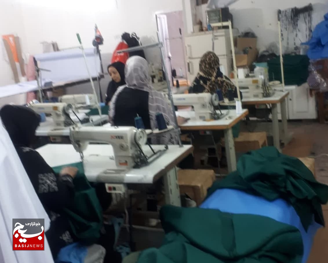 بانوی کارآفرین قمی امروز بیش از ۱۰۰۰ تا ۱۵۰۰ دست لباس تولید می کند بانوی کارآفرین قمی امروز بیش از ۱۰۰۰ تا ۱۵۰۰ دست لباس تولید می کند