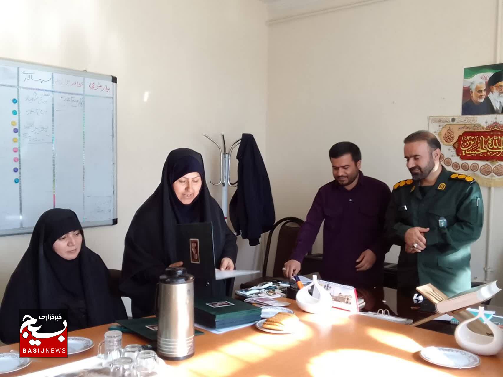تجلیل از مربیان و عوامل اجرایی طرح یاوران ولایت بسیج دانش آموزی استان تجلیل از مربیان و عوامل اجرایی طرح یاوران ولایت بسیج دانش آموزی استان